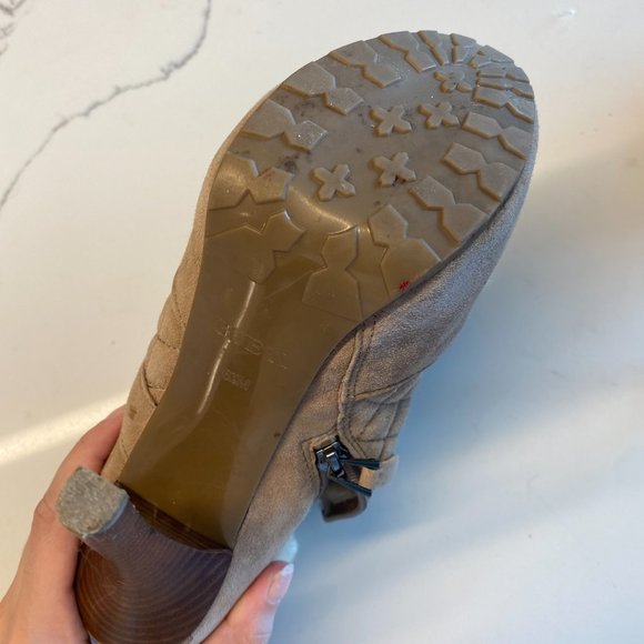 6.5 M Guess Faux Suede Booties - Picture 6 of 7